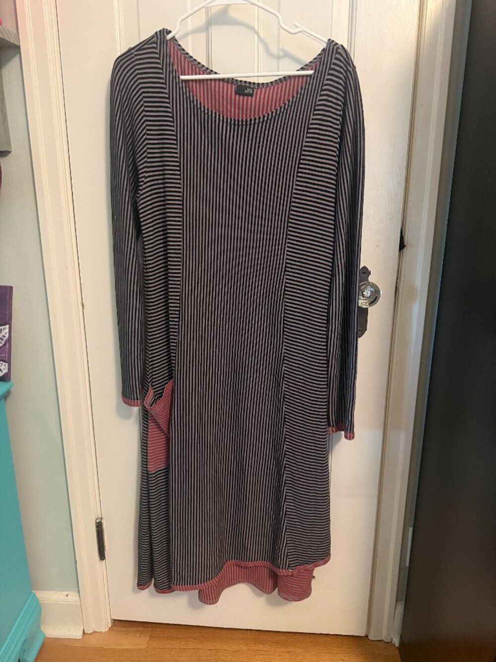 Lisa Bayne Long Sleeve Maxi Dress Medium | Gray Stripe Red Accents Pocket